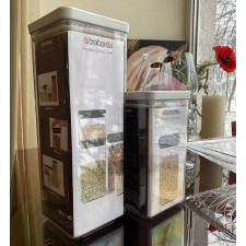 Банка для хранения сыпучих продуктов-пластиковая с крышкой 2,5 л