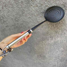 Шумовка из высококачественного огнеупорного нейлона (макс. 220°C) и нержавеющей стали